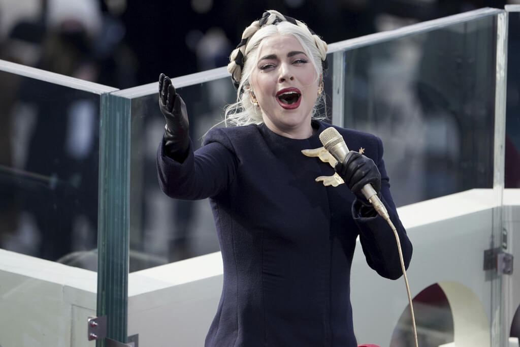 Lady Gaga spieva národnú hymnu počas vystúpenia na inaugurácii 46. prezidenta USA Joea Bidena a 49. viceprezidentky Kamaly Harrisovej.