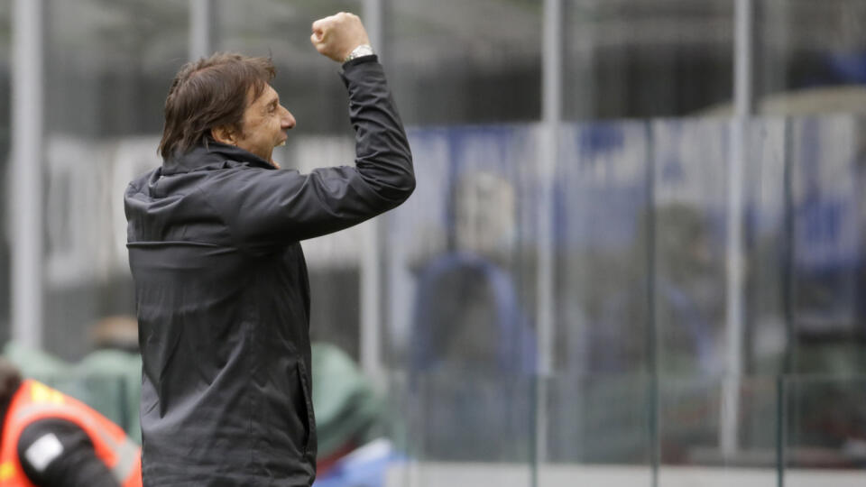 WA 49 Miláno - Bývalý tréner Interu Miláno Antonio Conte sa teší po strelení gólu v zápase 30. kola talianskej Serie A, Inter Miláno - Cagliari v Miláne v nedeľu 11. apríla 2021. FOTO TASR/AP
Inter Milan's head coach Antonio Conte celebrates after Inter Milan's Matteo Darmian scored during a Serie A soccer match between Inter Milan and Cagliari at the San Siro stadium in Milan, Italy, Sunday, April 11, 2021. (AP Photo/Luca Bruno)