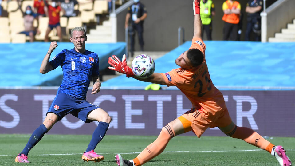 Na snímke zľava Ondrej Duda (Slovensko) a brankár Unai Simón (Španielsko) v zápase základnej E-skupiny Slovensko - Španielsko na majstrovstvách Európy vo futbale v španielskom meste Sevilla v stredu 23. júna 2021. FOTO TASR - Michal Svítok