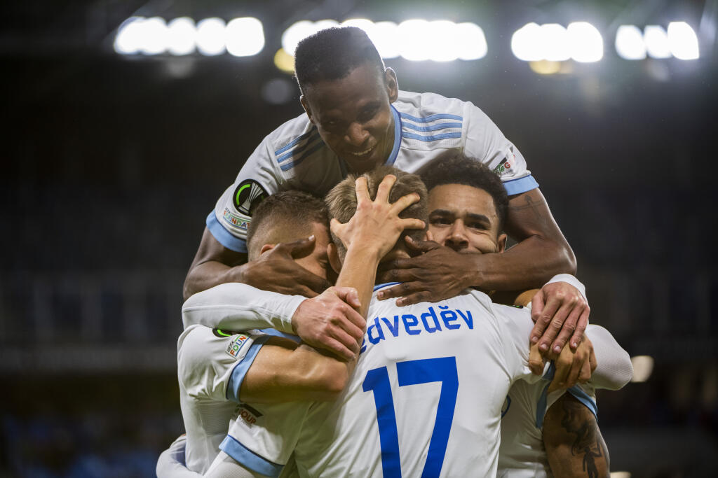 Na snímke hráči Slovana sa tešia z gólu v zápase F-skupiny 3. kola skupinovej fázy Európskej konferenčnej ligy (EKL) ŠK Slovan Bratislava - Lincoln Red Imps v Bratislave vo štvrtok 21. októbra 2021.