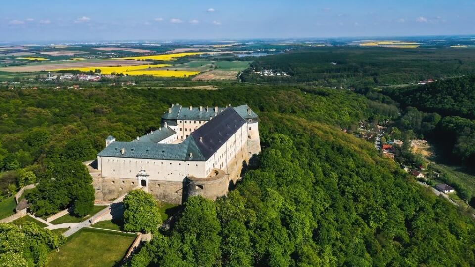 Hrad Červený Kameň patrí k veľkým lákadlám okolia Bratislavy.