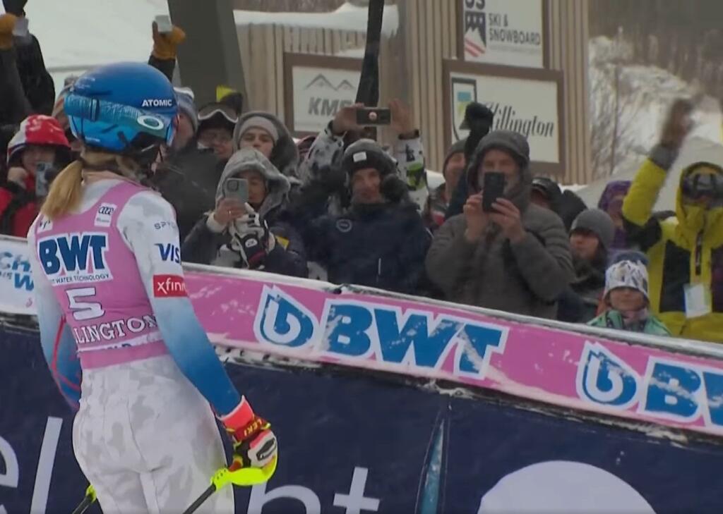 Bezprostredne po dojazde do cieľa 2. kola sa Shiffrinová pobrala za domácimi fanúšikmi a vyhecovala ich k mohutnému skandovaniu. To slovenská lyžiarka Petra Vlhová určite počula až na štarte.