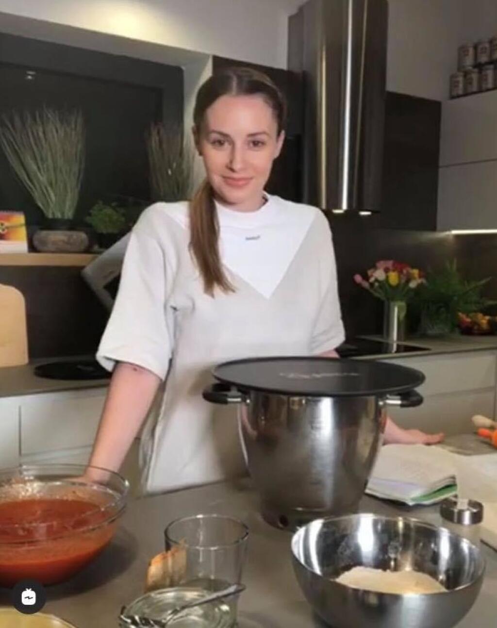 Mária Čírová je veľká milovníčka varenia a pečenia. V bielej priestrannej kuchyni tak trávi veľa času.