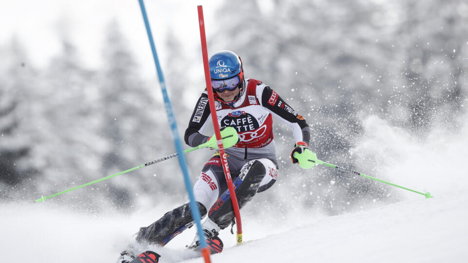 JB 10 Lenzerheide - Slovenská lyžiarka Petra Vlhová v 1. kole slalomu Svetového pohára v alpskom lyžovaní vo švajčiarskom Lenzerheide 20. marca 2021. FOTO TASR/AP
Slovakia's Petra Vlhova speeds down the course during an alpine ski, women's World Cup slalom in Lenzerheide, Switzerland, Saturday, March 20, 2021. (AP Photo/Gabriele Facciotti)