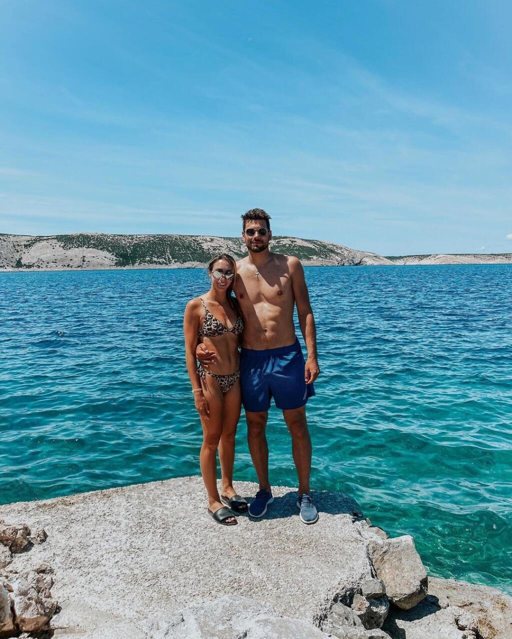 Hokejový brankár Adam Húska s priateľkou si okrem koncertu a párty užili aj nádherné chorvátske pláže.