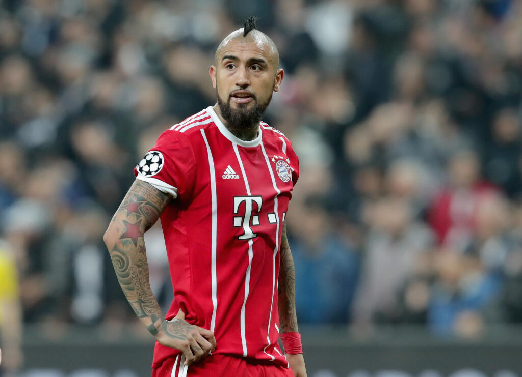 Súčasný útočník Interu Miláno Arturo Vidal, ktorý ešte ako hráč mníchovského Bayernu chodil na tréningy pravidelne opitý a v rovnakom stave šoféroval svoje luxusné Ferrari. Všetko zaklincoval bitkou v nočnom bare, v rámci ktorej rozbil hlavu svojho soka fľašou vodky.