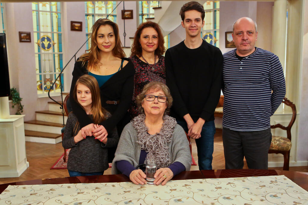 Na snimke herci Kristina Greppelova, Zuzana Maurery, Bozidara Turzonovova a Matej Landl pocas tlacovej konferencie k serialu Dovidenia, stara mama!