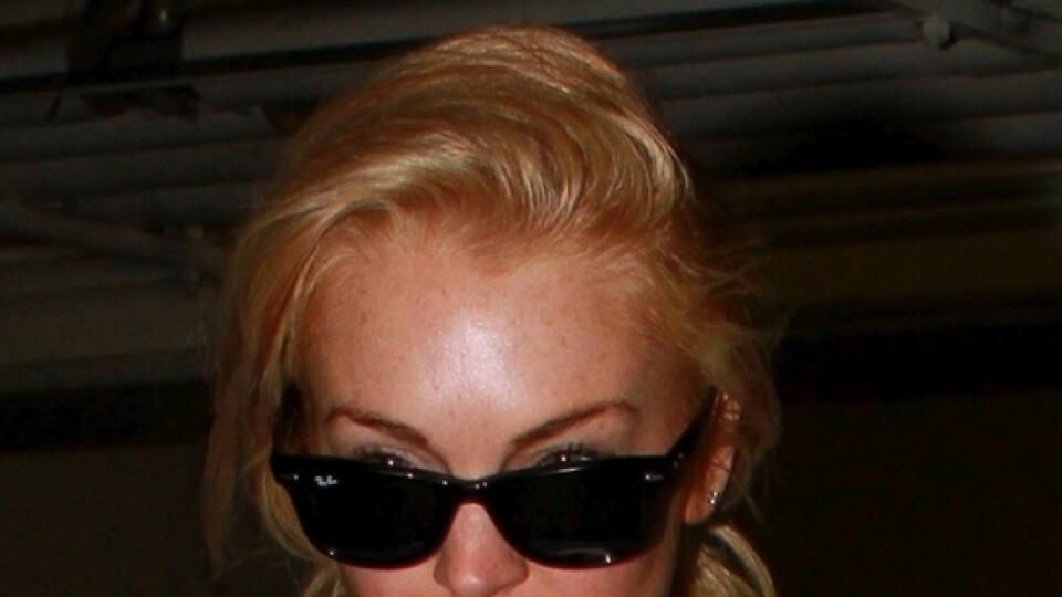 Lindsay Lohan má znetvorené pery.