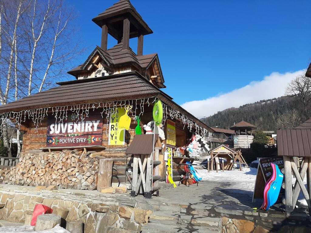 Otvorený suvenírový obchod, avšak bez zákazníkov