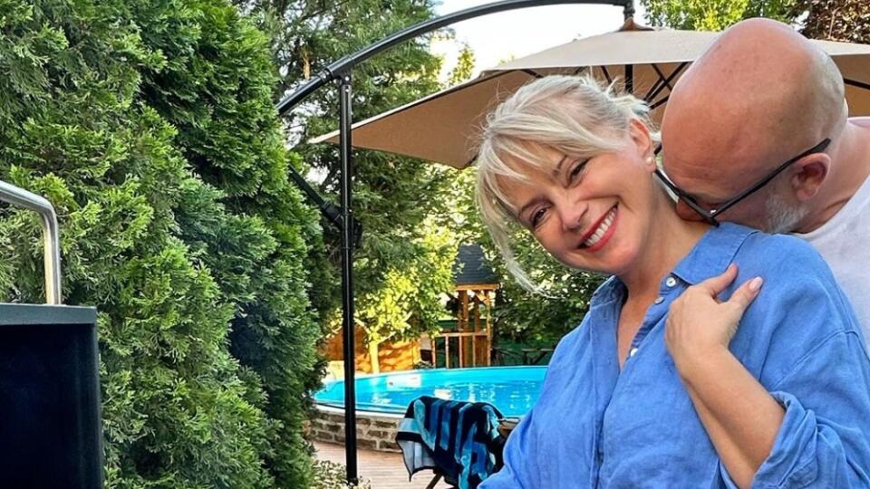 Zuzana Vačkovámá pri dome parádny gril.