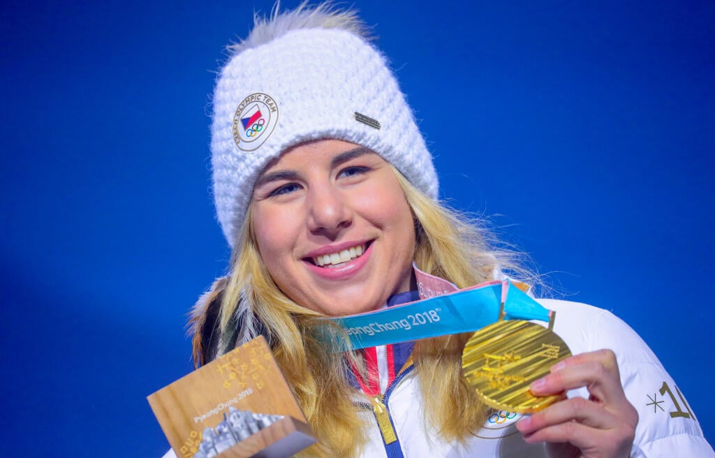 Ester Ledecká so zlatou olympijskou medailou.