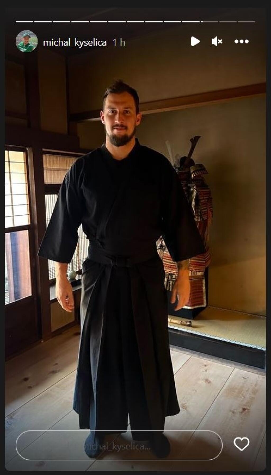 Bol by z neho dobrý samuraj? Michal si obliekol plášť, zobral do ruky meč a predviedol, že mu to s ním ide od ruky.