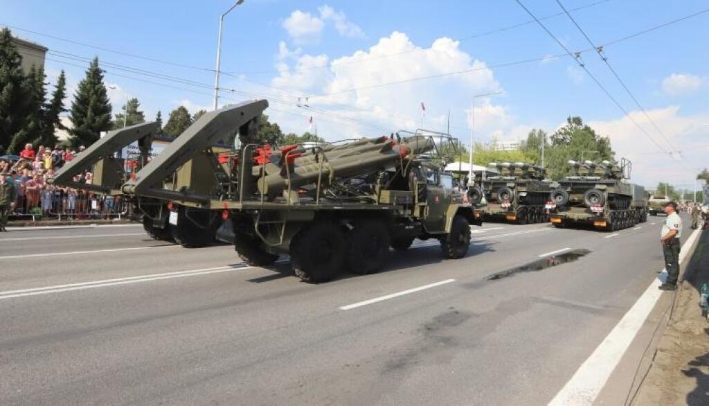 Na oslavách SNP za zúčastnili tisícky ľudí. Sledovali prehliadku tankov a lietadiel