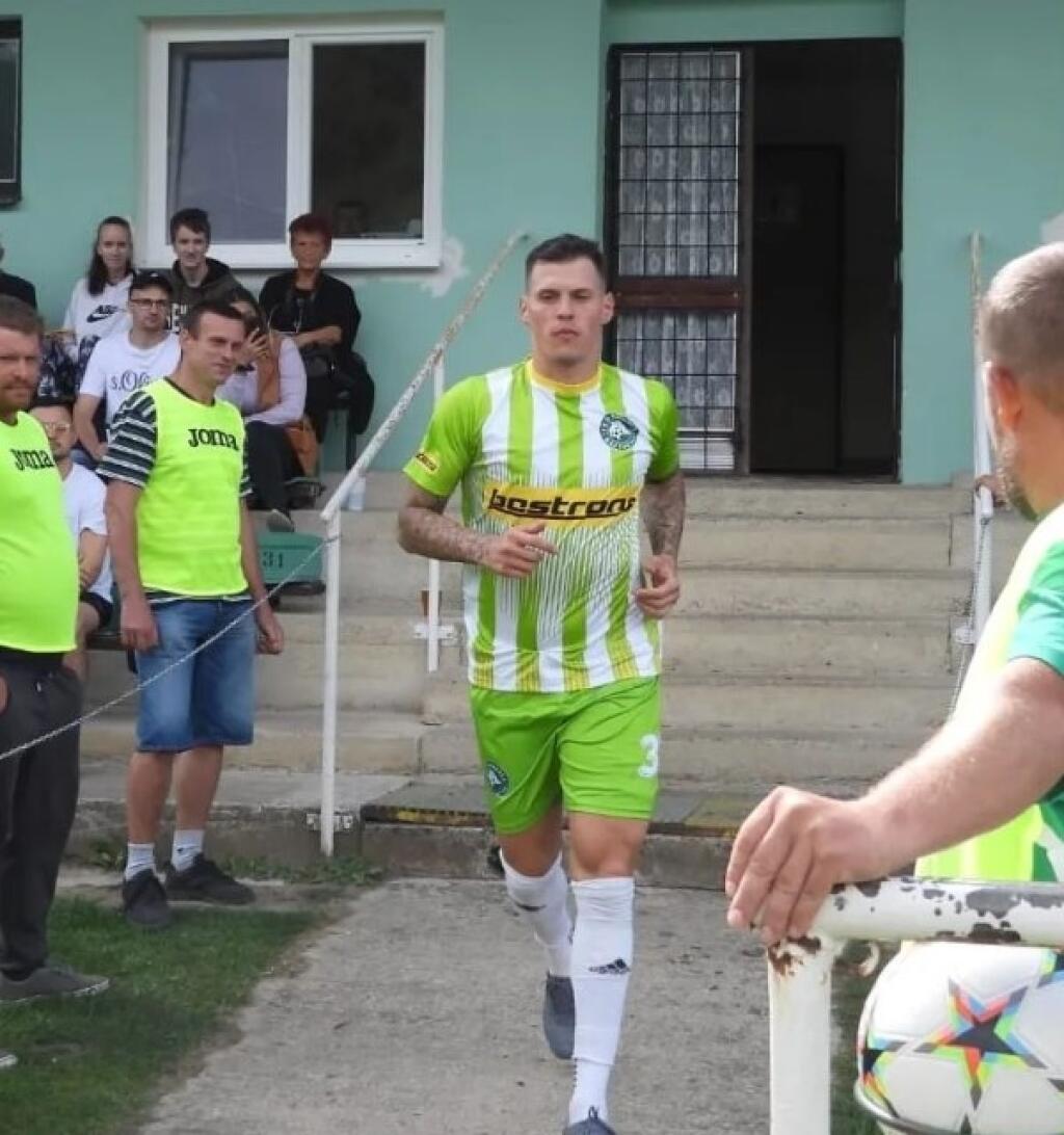 Martin Škrtel po kariére hráva najvyššiu 8. súťaž za rodnú dedinu Ráztočno, no legendárny futbalista si tentoraz neudržal nervy na uzde.