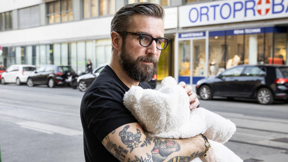 Takto si svoj poklad odnášal hrdý otec Michal Navara do auta.