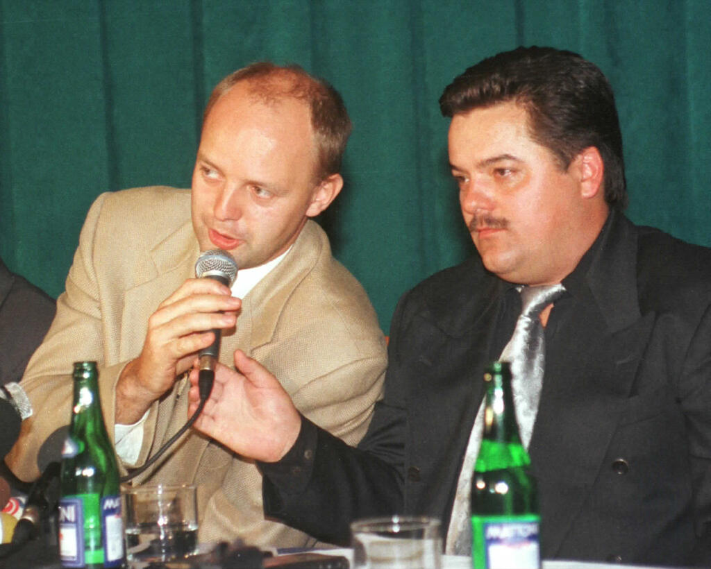 Zmenky televízie Markíza vznikli podľa oboch obžalovaných ešte v júni 2000, kedy ich vtedajší majiteľ televízie Markíza Pavol Rusko (vľavo) podpísal. Predchádzal tomu vraj spor o Markízu medzi ním a Marianom Kočnerom (vpravo) z roku 1998, ktorý nakoniec skončil podpísaním zmeniek. Rusko ich mal podpísať tak, že ak nebude mať on ako osoba peniaze, tak dlžobu vyplatí Markíza bez ohľadu na to, kto bude jej majiteľom.