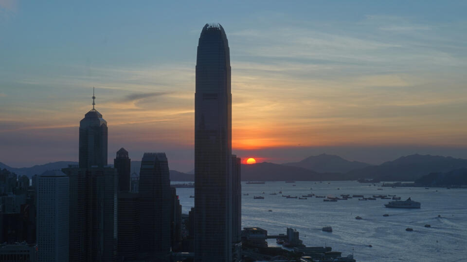 KK22 Hongkong - Na snímke pohľad na panorámu obchodnej štvrte v Hongkongu 13. júla 2020. FOTO TASR/AP
The skyline of the business district is silhouetted at sunset in Hong Kong Monday, July 13, 2020. (AP Photo/Vincent Yu)