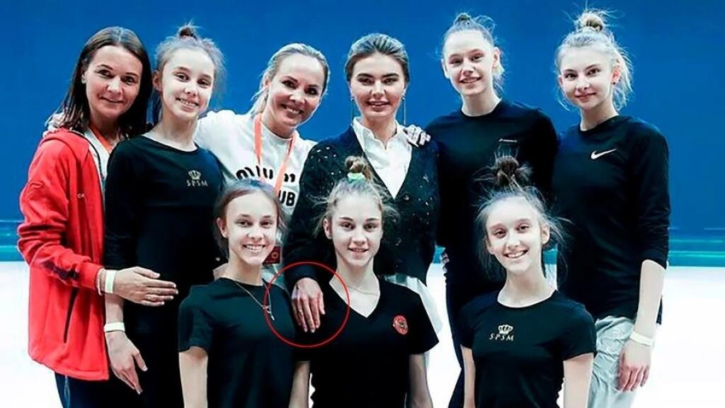 Nedávno sa objavila v Moskve na tréningoch juniorov v rytmickej gymnastike. Nedala si pozor a ukázala prsteň na pravej ruke. Médiá okamžite začali špekulovať, či s Vladimirom Putinom neutajili svadbu.