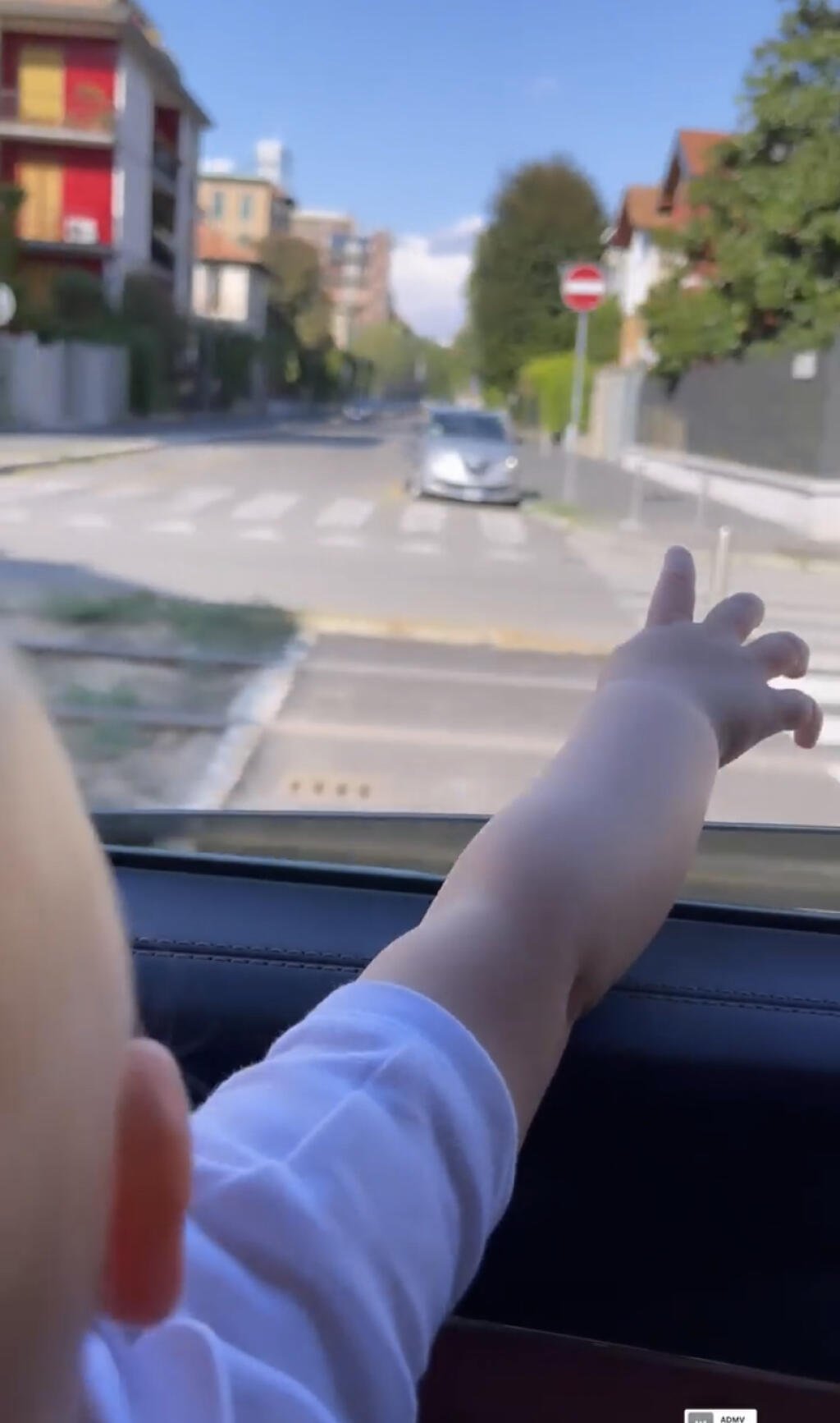 Dcérka nášho futbalistu si jazdu po Miláne v luxusnom automobile zjavne užíva.