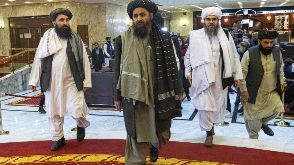 JB 18 Moskva - Vodca a spoluzakladateľ militantného hnutia Taliban mulla Abdul Gháni Baradar (uprostred) prichádza s ďalšími členmi na mierovú konferenciu o Afganistane v Moskve 18. marca 2021. Rusko hostí mierovú konferenciu o Afganistane, kde budú pokračovať mierové rozhovory medzi afganskou vládou a hnutím Taliban. FOTO TASR/AP
Taliban co-founder Mullah Abdul Ghani Baradar, center, arrives with other members of the Taliban delegation for an international peace conference in Moscow, Russia, T