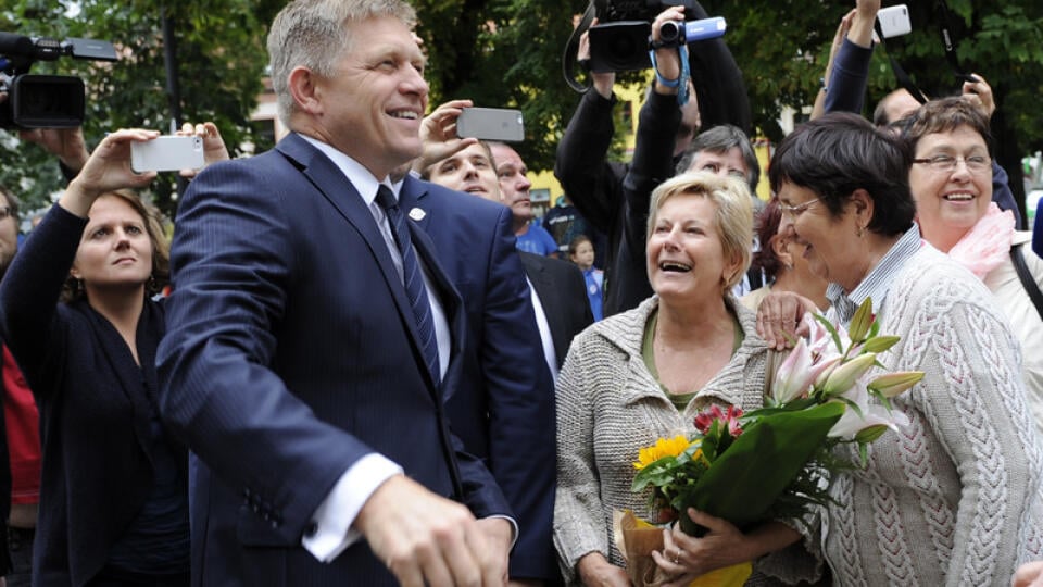 Predseda vlády SR Robert Fico s občanmi pred mestským úradom, premiér odovzdal kyticu, ktorú dostal pri príjazde občianke