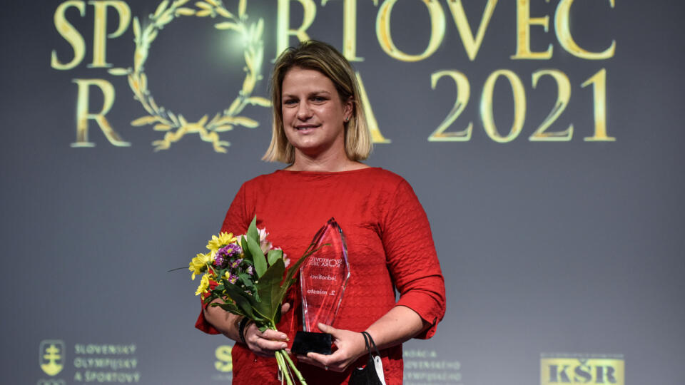 Na snímke športová strelkyňa Zuzana Rehák Štefečeková pózuje počas prevzatia ocenenia za druhé miesto v kategórii Jednotlivec v rámci tlačovej konferencie,ktorá sa konala v súvislosti s vyhlásením výsledkov ankety slovenský Športovec roka 2021, 20. decembra 2021 v Bratislave. FOTO TASR - Pavol Zachar