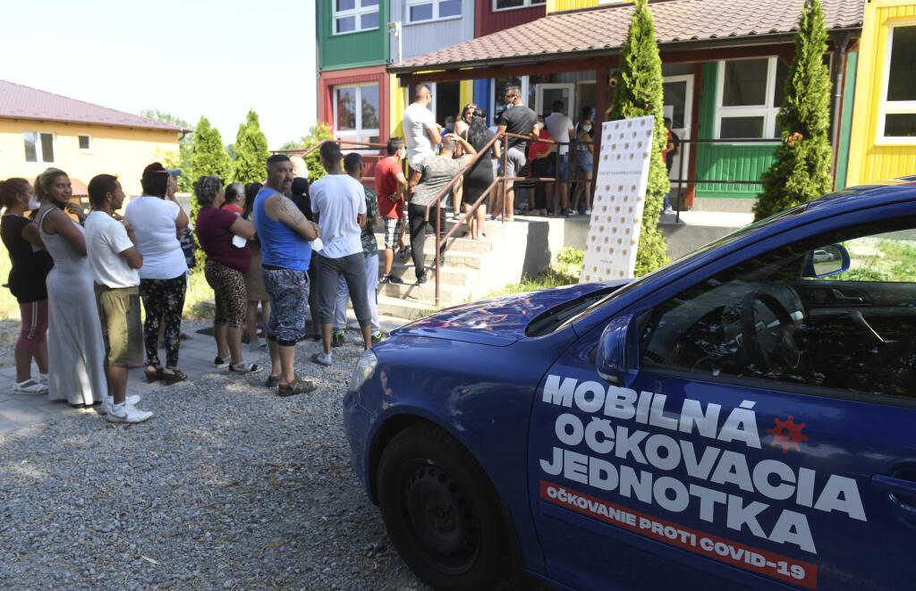 Začiatok očkovania ľudí z marginalizovaných komunít v Košickom samosprávnom kraji. Na snímke Rómovia z osady v obci Kecerovce, v okrese Košice-okolie čakajú v rade na očkovanie pred základnou školou v pondelok 28. júna 2021. FOTO TASR – František Iván