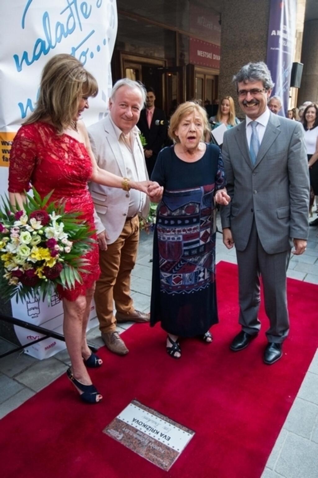 Eva Krížiková má dlaždicu na Filmovom chodníku slávy.