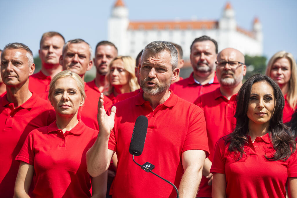Na snímke zľava v popredí podpredseda HLAS-SD Richard Raši, podpredsedníčka HLAS-SD Denisa Saková, predseda HLAS-SD Peter Pellegrini a podpredsedníčka HLAS-SD Zuzana Dolinková počas predstavenia kandidátky strany Hlas-sociálna demokracia do predčasných parlamentných volieb v Bratislave 30. júna 2023. FOTO TASR - Jaroslav Novák