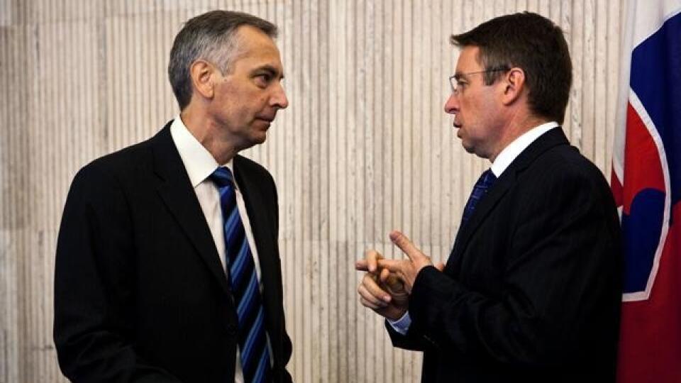 Sprava: Minister financií Ivan Mikloš a minister dopravy, pôšt a telekomunikácií Ján Figeľ pred začiatkom 11. schôdze vlády SR. Bratislava, 2. september 2010.
