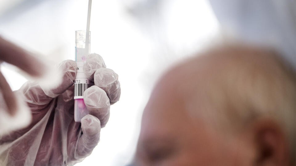 V domovoch sociálnych služieb v Bratislave sa začalo testovanie seniorov. Testuje sa metódou real time PCR s reverznou transkripciou, ktorá je používaná celosvetovo. V Bratislave 24. apríla 2020. FOTO TASR - Martin Baumann