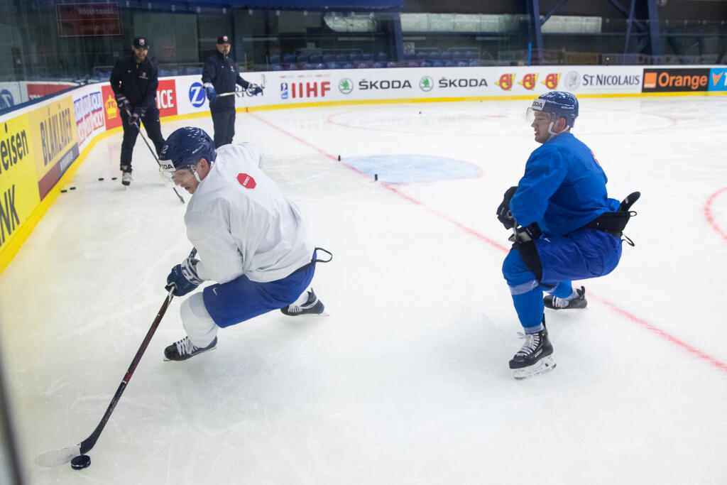 Na snímke Libor Hudáček a Dávid Bondra počas tréningu slovenskej hokejovej reprezentácie pred zápasom A skupiny Majstrovstiev sveta v ľadovom hokeji proti Kanade.