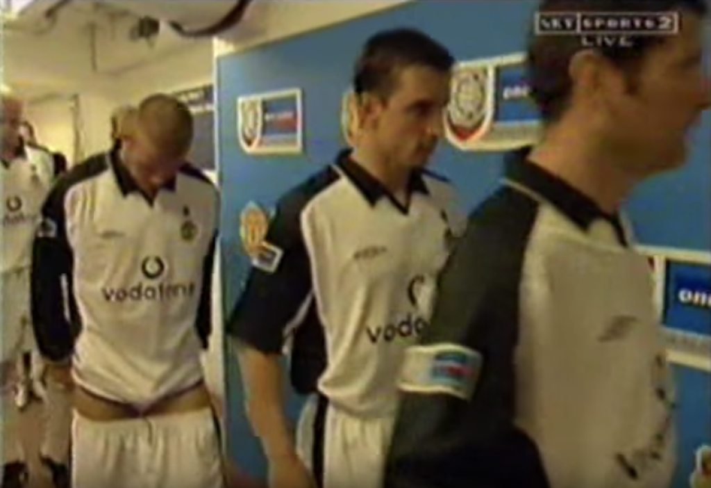 David Beckham si taktiež privodil jeden z veľkých trapasov. Svoju pýchu ukázal televíznym kamerám v roku 2001 počas pôsobenia v Manchestri United. Niektorí hovorili, že odhalenie z tunela štadióna bol Davidov zámer. Či to bolo alebo nebolo naschvál, tak ako nejedná fanúšička bola za tento krátky okamih veľmi vďačná.