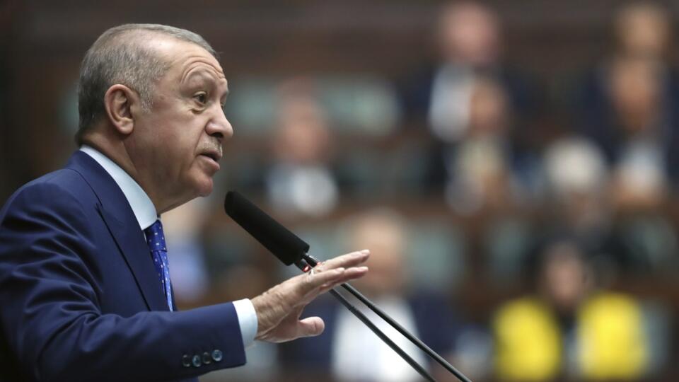 KK10 Ankara - Turecký prezident Recep Tayyip Erdogan hovorí 18. mája 2022 v Ankare. Turecký prezident Recep Tayyip Erdogan, ktorý hrozí, že zablokuje žiadosť Fínska a Švédska o vstup do NATO, vyzval v stredu členov Severoatlantickej aliancie, aby rešpektovali obavy Ankary týkajúce sa spomínaných severských krajín. Tie Turecko obviňuje z toho, že poskytujú útočisko teroristom. FOTO TASR/AP
Turkish President Recep Tayyip Erdogan addresses his ruling party legislators, in Ankara, Turkey, Wednesday,