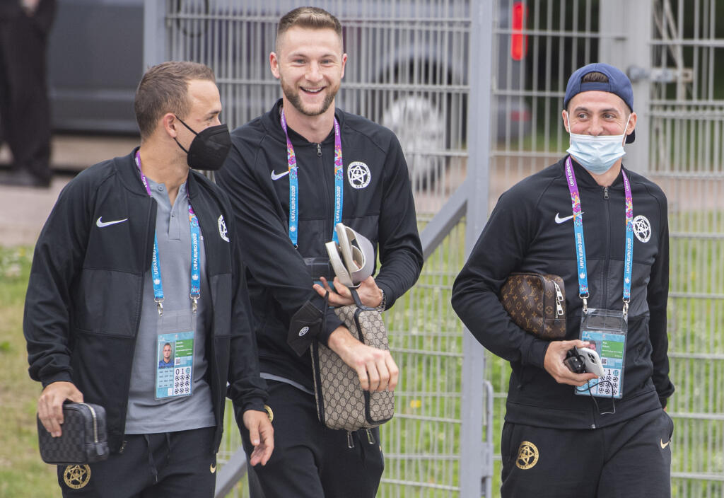 Na slovenských futbalistov čaká druhý zápas základnej E-skupiny na európskom šampionáte, v ktorom nastúpia piatok opäť v Petrohrade proti Švédsku. Na snímke zľava Stanislav Lobotka, Milan Škriniar a Róbert Mak prichádzajú na tréning v Petrohrade 15. júna 2021. FOTO TASR - Martin Baumann