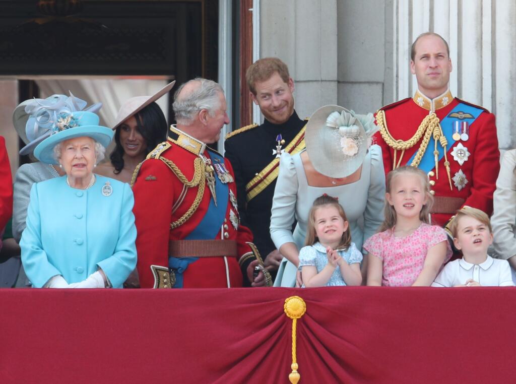 Kráľovská rodina na balkóne pri vojenskej prehliadke Trooping the Colour. Charlotte nadšene tlieskala.