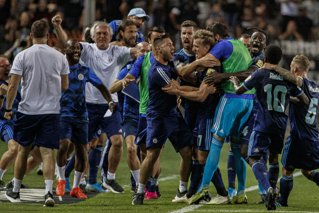 Na snímke Jurij Medvedev sa teší po strelenom úvodnom góle počas odvetného zápasu playoff Európskej ligy medzi ŠK Slovan Bratislava a Paok FC.