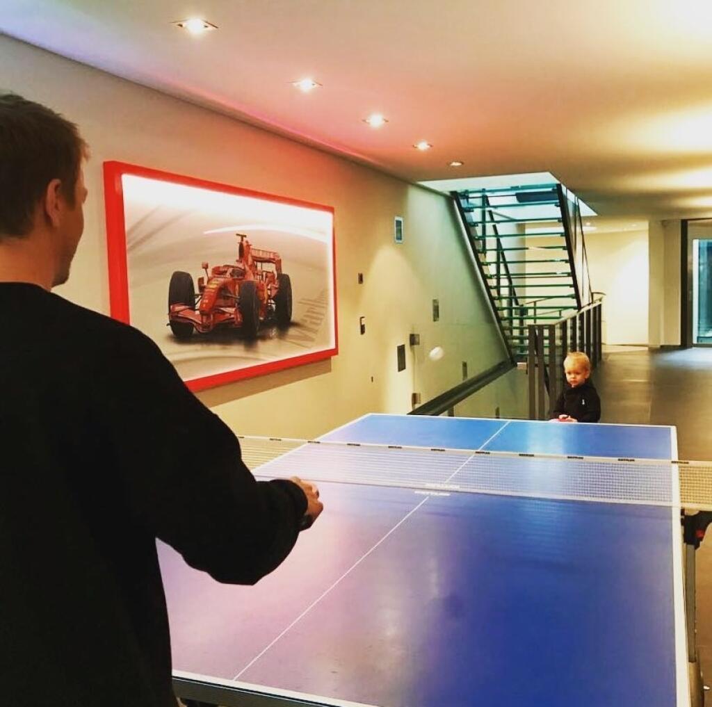 Kimi si so synom vo vile môže zahrať aj stolný tenis.