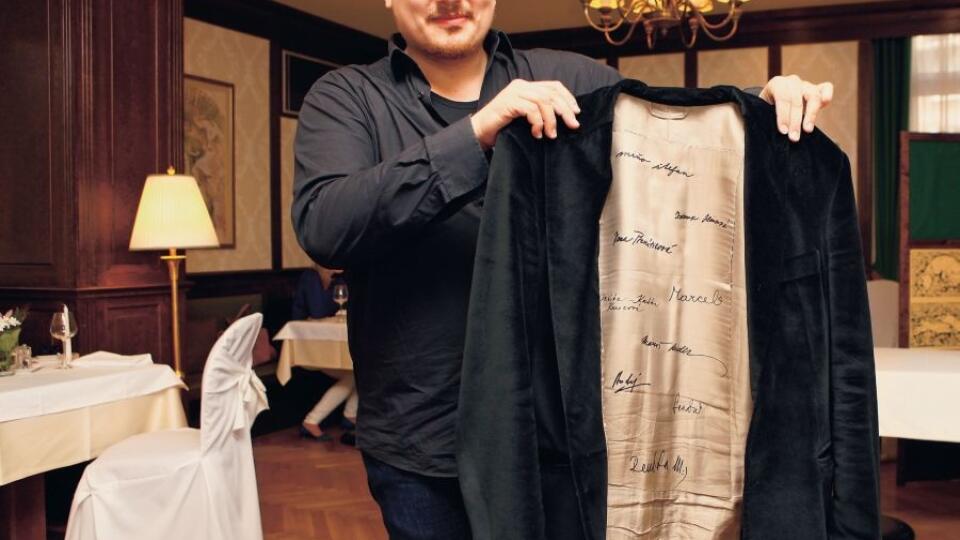 Na sako sa Borisovi podpísali kamaráti a ušil mu