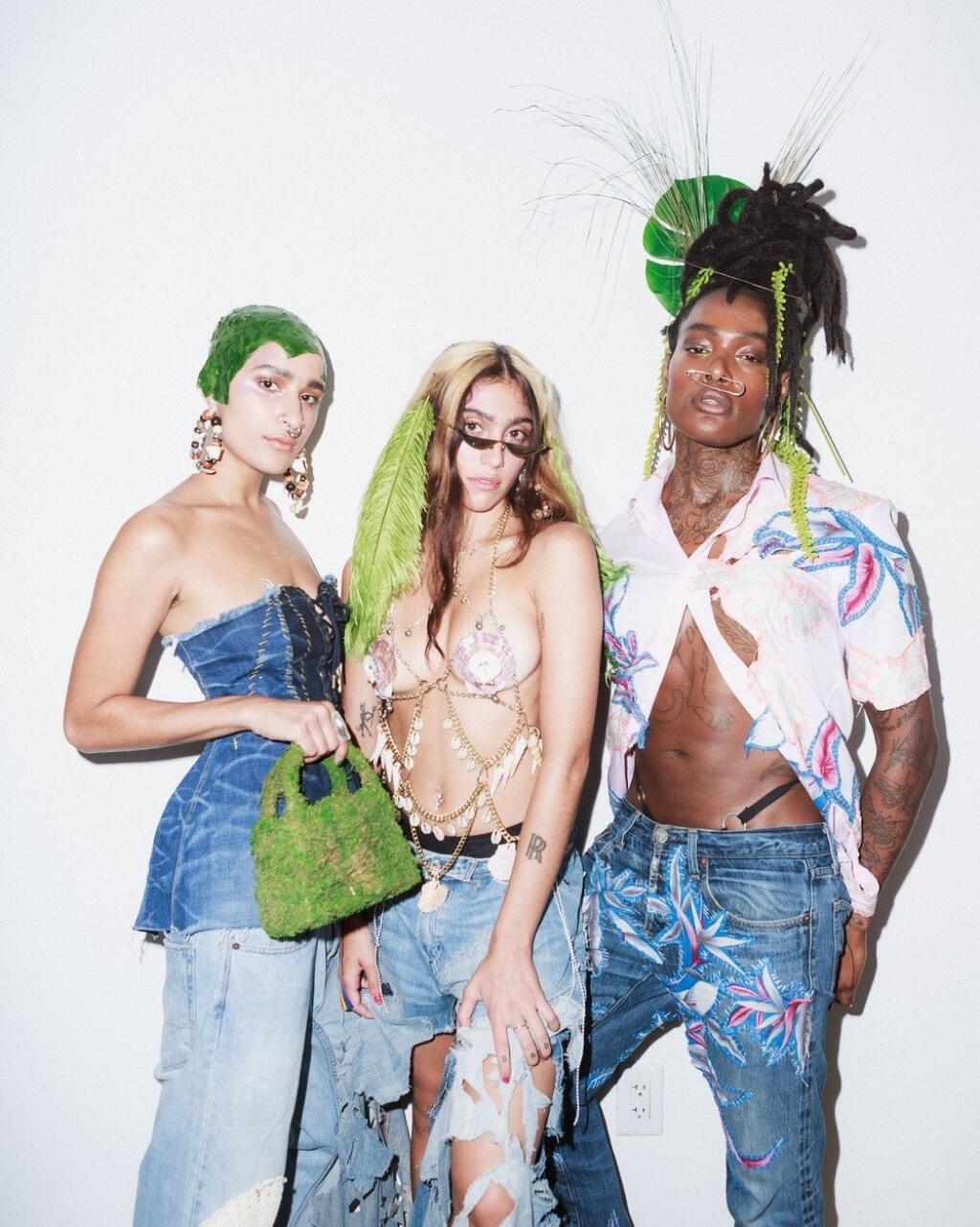 Lourdes Leon v backstagei Gypsy Sport show.