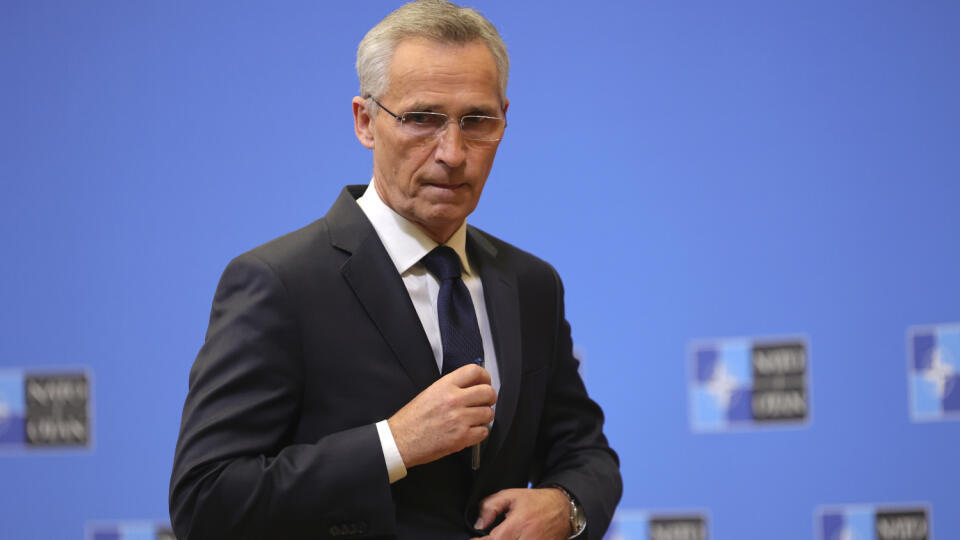 Generálny tajomník NATO Jens Stoltenberg odchádza po tlačovej konferencii v sídle NATO v Bruseli 16. novembra 2022. Dopad rakiet v poľskej obci Przewodów neďaleko hraníc s Ukrajinou, ku ktorému došlo v utorok, nebol podľa všetkého zámerným útokom. Severoatlantická aliancia nemá žiadne indície, že by sa Rusko chystalo napadnúť NATO. Uviedol to generálny tajomník NATO Jens Stoltenberg v stredu po mimoriadnom stretnutí veľvyslancov Aliancie v Bruseli, informuje spravodajca TASR.