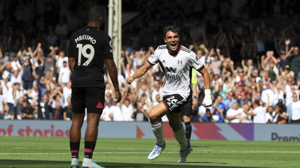 KK50 Londýn - Futbalista Joao Palhinha z Fulhamu sa teší z gólu počas zápasu 3. kola anglickej Premier League FC Fulham - FC Brentford 20. augusta 2022 v Londýne. FOTO TASR/AP
Fulham's Joao Palhinha celebrates scoring his side's second goal, during the English Premier League soccer match between Fulham and Brentford at Craven Cottage, in London, Saturday, Aug. 20, 2022. (Bradley Collyer/PA via AP)