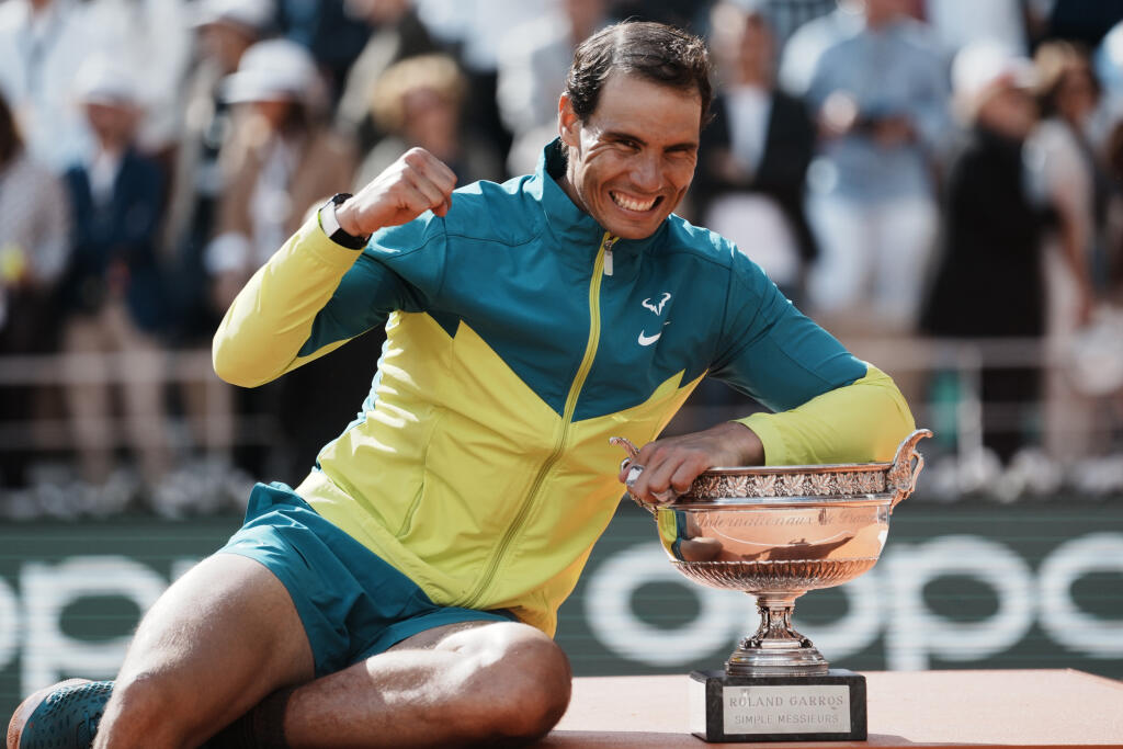 JB 97 Paríž - Španielsky tenista Rafael Nadal pózuje s trofejou po jeho výhre nad Nórom Casperom Ruudom vo finále mužskej dvojhry na grandslamovom turnaji Roland Garros v Paríži 5. júna 2022. FOTO TASR/AP
Spain's Rafael Nadal poses with the cup after defeating Norway's Casper Ruud in their final match of the French Open tennis tournament at the Roland Garros stadium Sunday, June 5, 2022 in Paris. Nadal won 6-3, 6-3, 6-0. (AP Photo/Thibault Camus)
