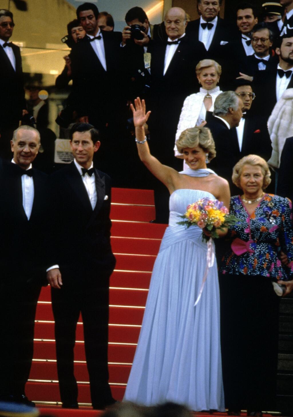 V roku 1987 zavítala do Cannes na filmový festival aj princezná Diana († 36), ktorá by nedávno oslávila svoje 60. narodeniny. Pred tým, než si dala Diana svoje krásne šaty na slávnostnú večeru, pricestovala na festival v bielom sáčku a modrej, vzorovanej sukni, taktiež z kolekcie Catherine Walker.