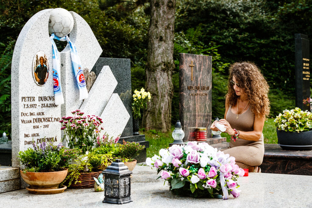 Na snímke Aurelia Caraba pri hrobe svojho tragicky zosnulého expartnera, futbalistu Petra Dubovského.
