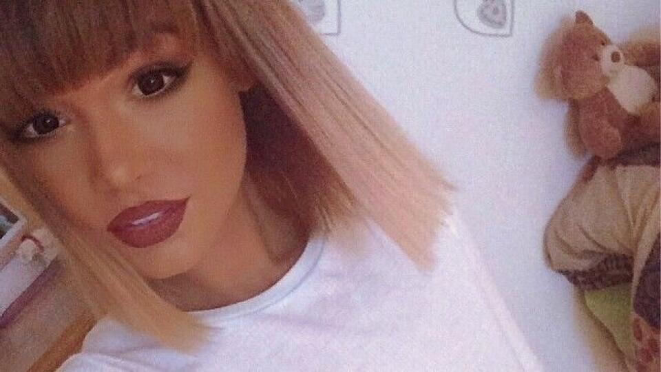 Hannah Tittensor ešte s bielou pokožkou.