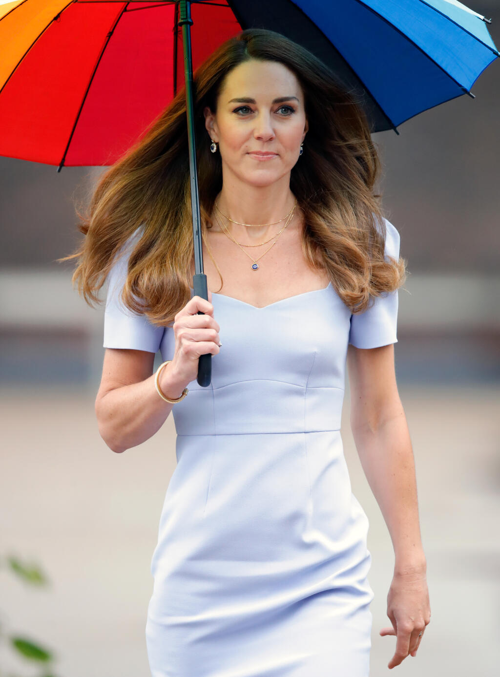 Kate s dáždnikom nielenže pripomínala hollywoodsku celebritu, ale zhodou okolností aj svoju sokyňu Meghan Markle (39), ktorá pred vyše rokom zažiarila za podobných okolností v takmer rovnakých šatách.