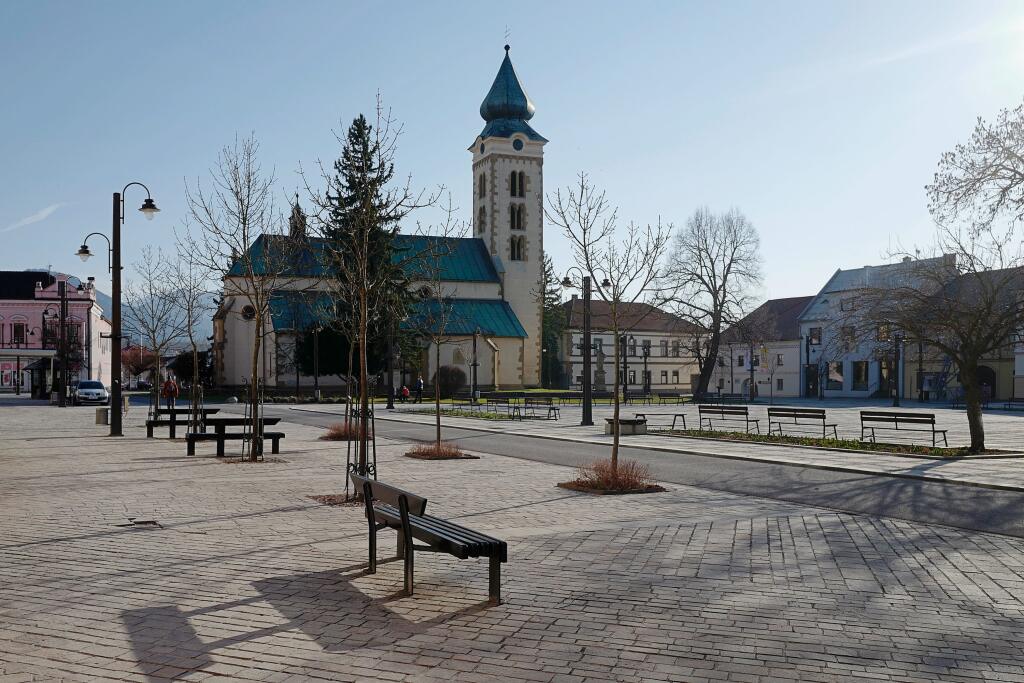 Na snímke vyľudnené Námestie Osloboditeľov počas opatrení proti zamedzeniu šírenia nového typu koronavírusu v Liptovskom Mikuláši 5. apríla 2020. FOTO TASR - Oliver Ondráš