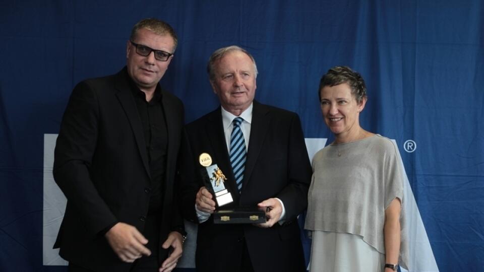 Pocta: Cenu FIFA Order Of Merit odovzdal Jozefovi Venglošovi šéf nášho zväzu Ján Kováčik (vľavo) a zástupkyňa FIFA Eva Pasquier.