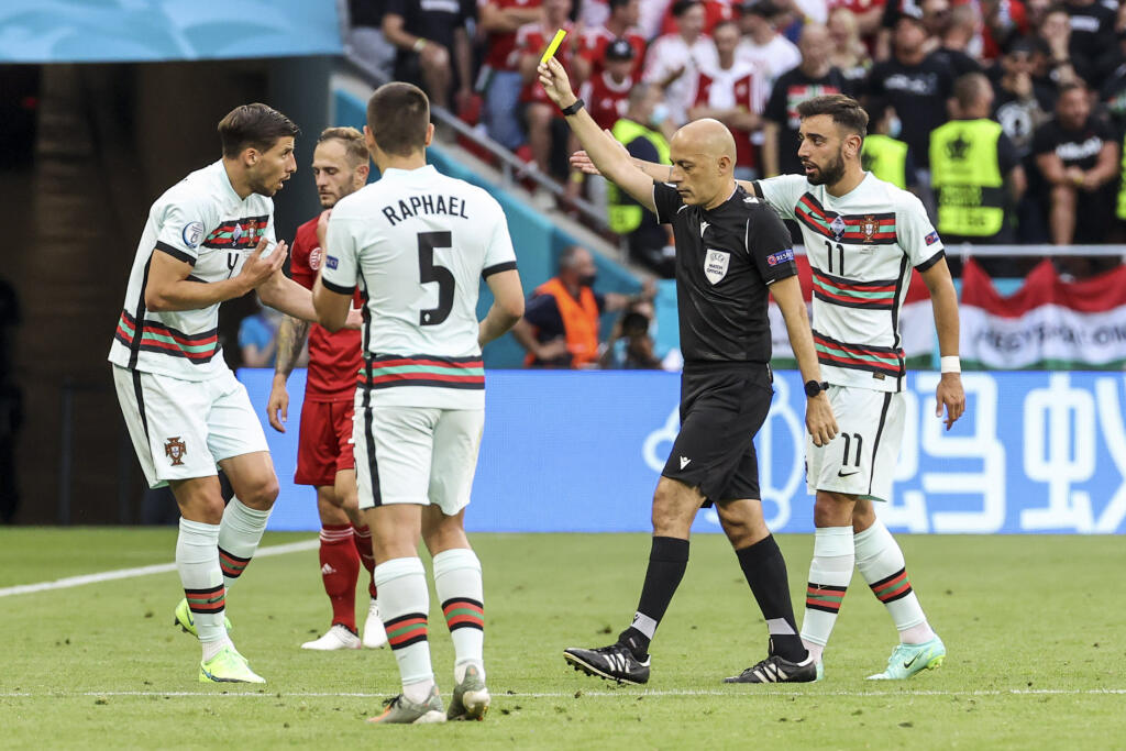 KK33 Budapešť - Na snímke portugalský futbalista Ruben Dias (vľavo) dostáva žltú kartu počas zápasu F-skupiny Maďarsko - Portugalsko na ME vo futbale 14. júna 2021 v Budapešti. FOTO TASR/AP
Portugal's Ruben Dias, left, receives a first yellow card during the Euro 2020 soccer championship group F match between Hungary and Portugal at the Ferenc Puskas stadium in Budapest, Hungary, Tuesday, June 15, 2021. (Bernadett Szabo/Pool via AP)